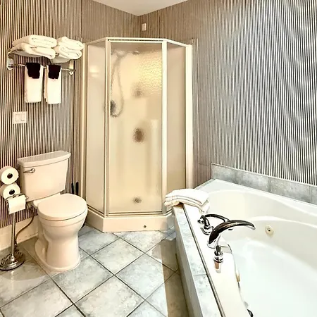 Adorable 2-Bedroom Unit With Jacuzzi Beside Falls Niagara Falls Exterior photo
