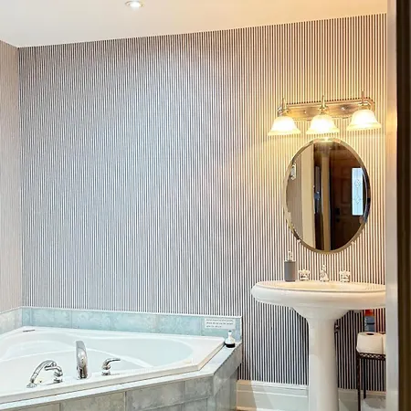 Adorable 2-Bedroom Unit With Jacuzzi Beside Falls Niagara Falls Exterior photo